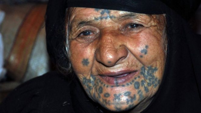 Бедуинская женщина из Сирии с татуированным лицом