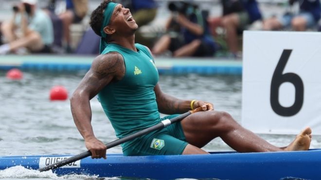 Isaquias Queiroz com olhos fechados, emocionado com vitória ainda na água, em cima da canoa