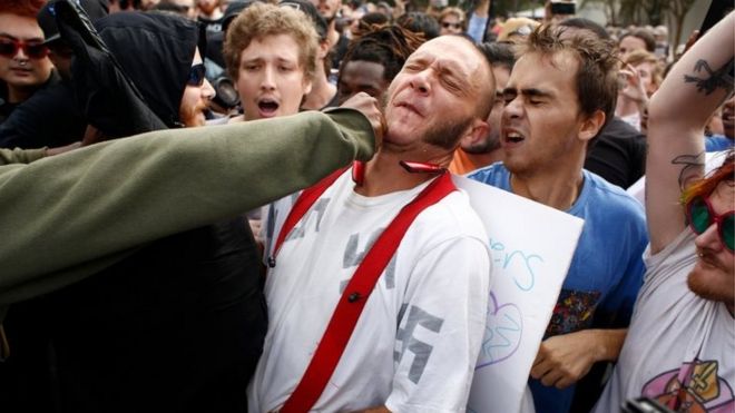 Человек, одетый в рубашку со свастикой, был избит членом толпы протестующих в кампусе Университета Флориды, где выступил белый националист Ричард Спенсер.