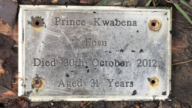 Мемориальная доска на могиле принца Фосу