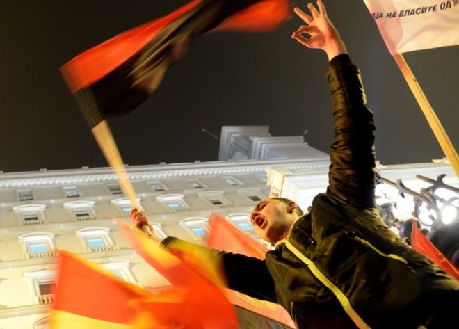 Сторонники VMRO-DPMNE празднуют после предварительных результатов в Скопье. 11 декабря 2016