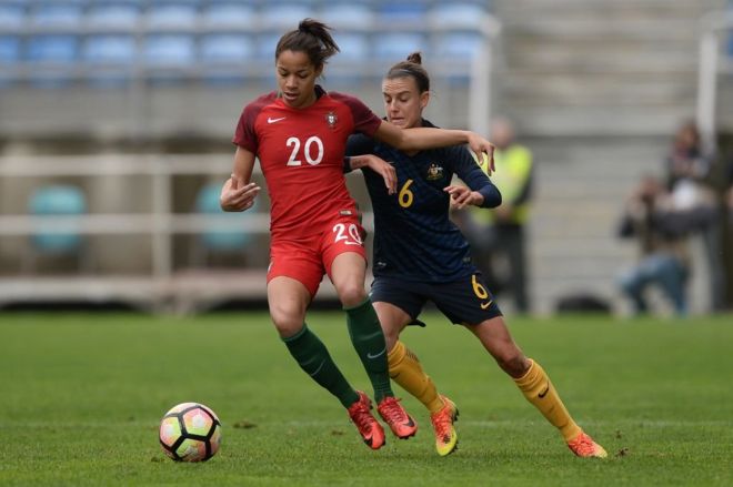 Silva en acción en un partido amistoso contra Australia.