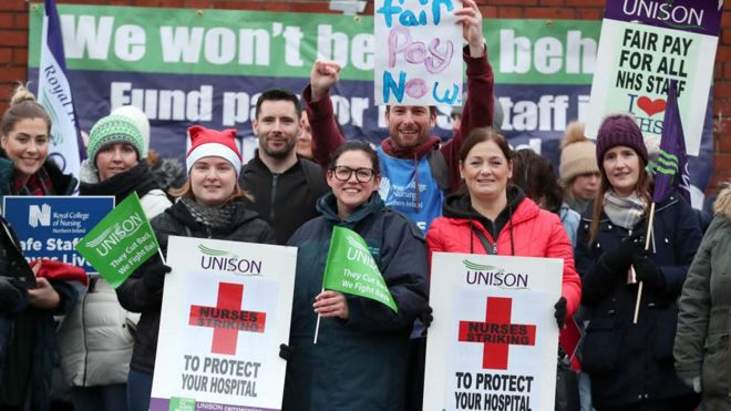 Медсестры стоят на пикетах по всей Северной Ирландии