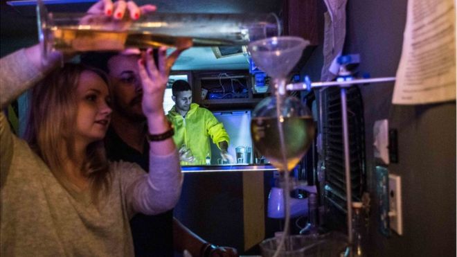 Клиенты смешивают молекулярные коктейли в тематическом баре Breaking Bad ABQ London