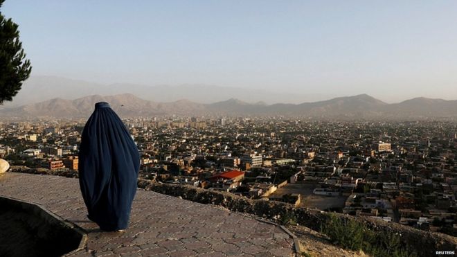 Афганская женщина на вершине холма с видом на Кабул