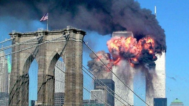 اندلعت النيران في البرج الثاني لمركز التجارة العالمي بعد أن اصطدمت به الطائرة المخطوفة
