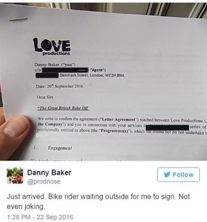 Твит Дэнни Бейкера: «Только что прибыл. Велосипедист ждет снаружи, чтобы я подписал. Даже не шучу. & Quot;