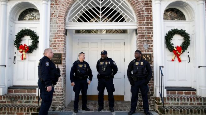 Сотрудники Министерства национальной безопасности охраняют здание суда Чарльстона