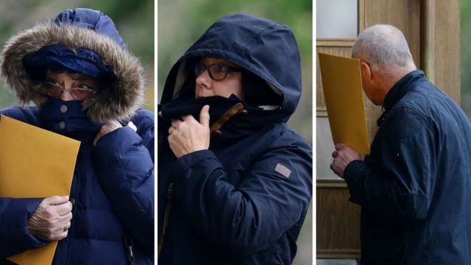 Слева направо: Маргарет Ригби, Джейн Макдональд и Аллан Макдональд все прибывают в суд
