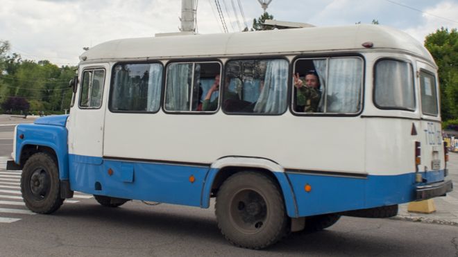 Солдаты едут на автобусе в Приднестровье