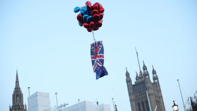 Демонстранты Brexit выпускают воздушные шары на Парламентской площади в Вестминстере в Лондоне во время акции "Марш с уходом"