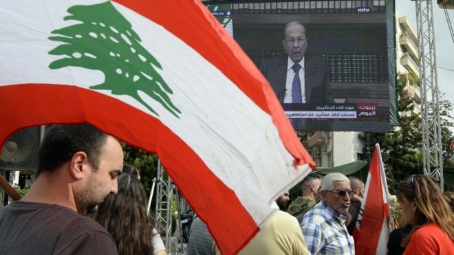 متظاهرون يستمعون لخطاب الرئيس اللبناني