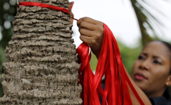 Красные ленточки повязаны вокруг ствола дерева в канун второй годовщины похищения девочек из школы Чибок в Абудже, Нигерия, 13 апреля 2016 года