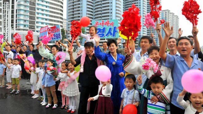지난 9월 북한 핵실험 이후 평양 시민들이 기뻐하고 있다