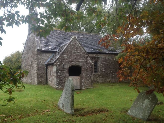 Церковь Святого Креста в Kilgwrrwg, где похоронен моряк Ричард Морган