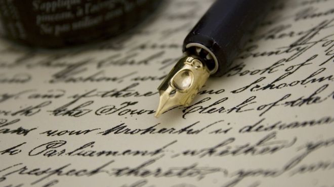 Ручка рядом с листом бумаги с рукописным текстом