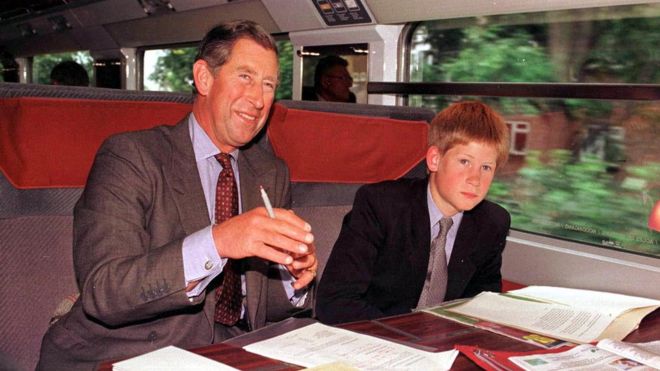 Принц Чарльз и принц Гарри путешествуют рейсом Eurostar в 1998 году