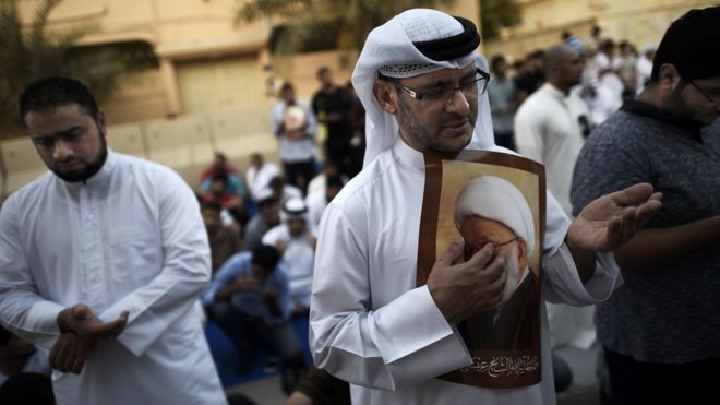 Бахрейнские демонстранты участвуют в акции протеста против лишения гражданства шиитского священнослужителя шейха Исы Кассима 20 июня 2016 года возле дома Кассима в деревне Дираз к западу от Манамы