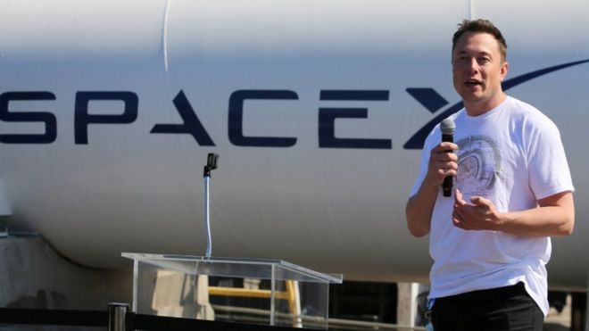 Элон Маск, выступает на конкурсе SpaceX Hyperloop Pod в Хоторне, Калифорния, 27 августа 2017 года