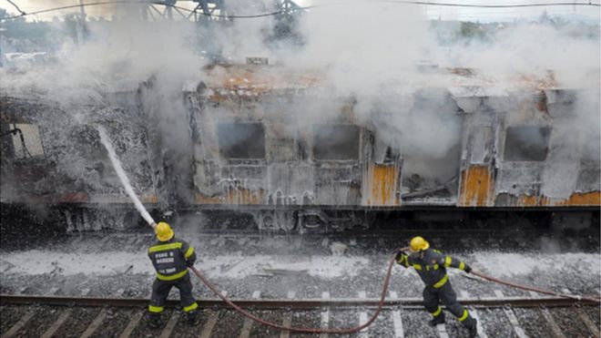 Пожарные тушат вагон поезда, чтобы потушить пожар