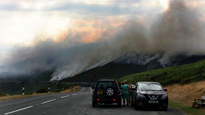 Автомобилисты наблюдают за лесным пожаром над перевалом Подкова в Северном Уэльсе