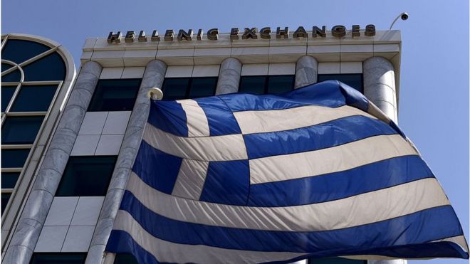 Греческий флаг возле Афинской фондовой биржи