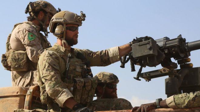 Şimali Suriyada Kürd YPG silahlı birləşməsi ilə birgə fəaliyyət görən ABŞ xüsusi qüvvələri hərbçisi (25 may 2016)