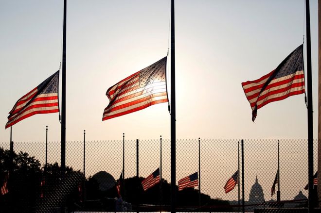 В честь сенатора Джона Маккейна у памятника Вашингтону в Вашингтоне, 26 августа 2018 года, развеваются флаги