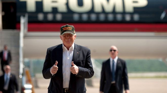 Дональд Трамп покидает свой самолет