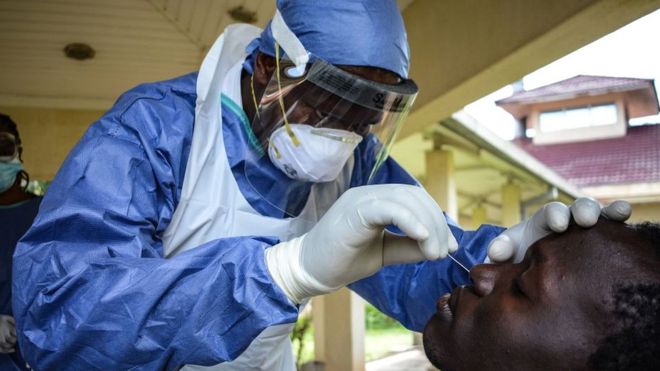 Une femme recevant un vaccin a Kisumu