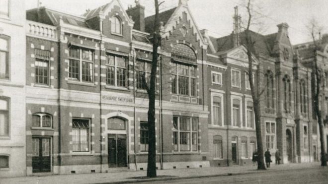 Kweekschool (слева) и ясли (справа от здания с белыми оконными рамами) в 1925 году.