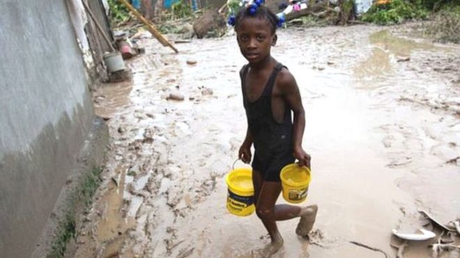 Una niña llevando agua en Haití.