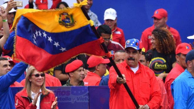Maduro con una bandera de Venezuela