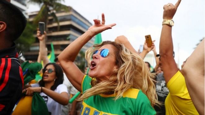 Сторонники Jair Bolsonaro приветствуют в Рио