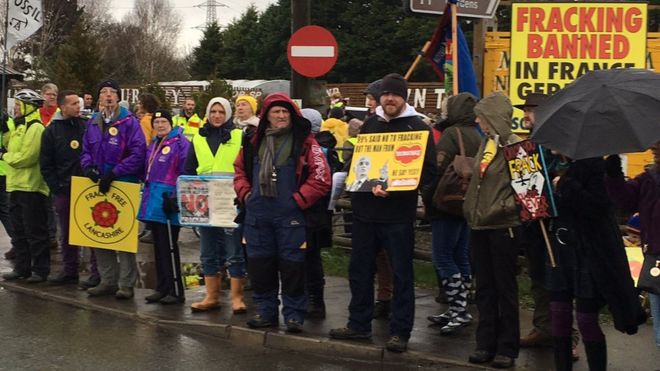 Регулярно проводились акции протеста возле площадки Preston New Road. демонстранты на митинге по фрекингу