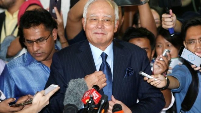 Экс-премьер Малайзии Наджиб покидает суд в Куала-Лумпуре, где ему предъявлено еще 25 обвинений, 20 сентября 2018 года