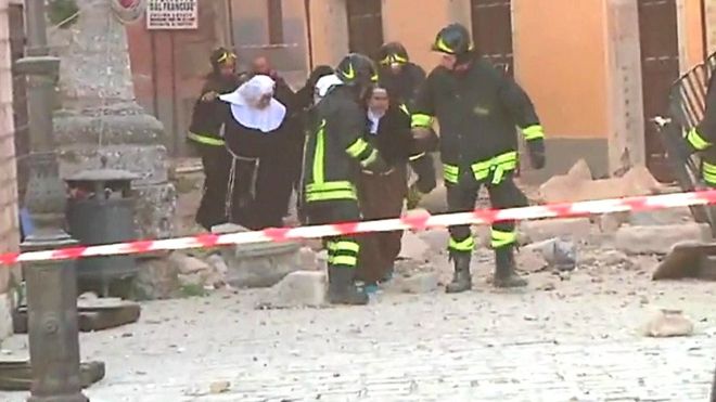 زلزال عنيف تبلغ شدته 6.6 على مقياس ريختر يدمر مبان عدة وسط إيطاليا، وتقارير تفيد بوقوع عدد من المصابين.