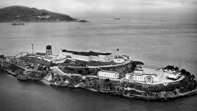 1946 архивная фотография, показывающая острова Алькатрас и остров Ангела