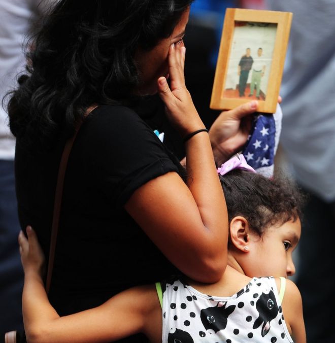 Молодая девушка держит свою мать во время церемонии памяти жертв терактов 11 сентября в Национальном мемориале и музее 11 сентября через пятнадцать лет после дня 11 сентября 2016 года в Нью-Йорке