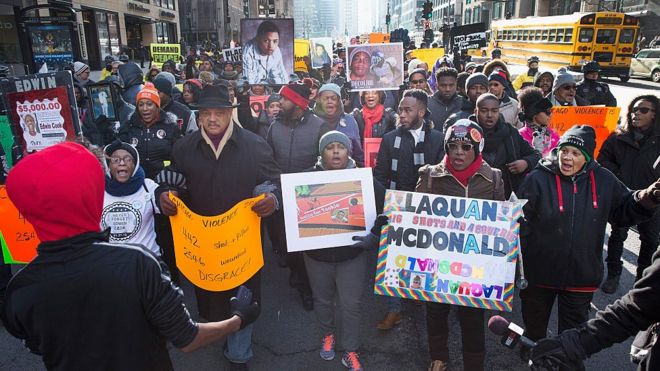 Демонстранты маршируют в Чикаго после того, как город выпустил видеорегистратор, показывающий смерть Лаквана Макдональда.