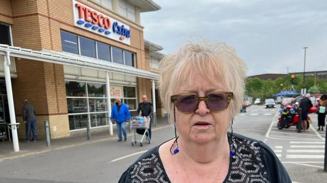 Self-service: Booths supermarket puts staff back behind its tills - BBC News