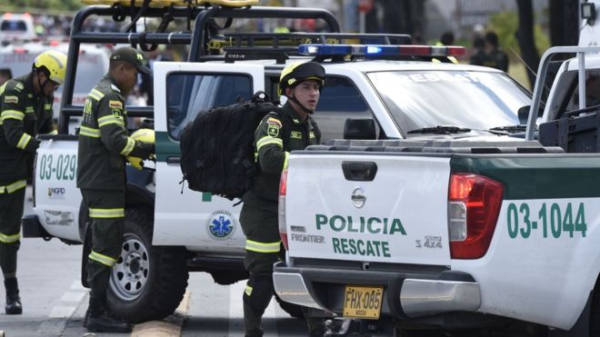 Policiais colombianos no local da explosão desta quinta-feira