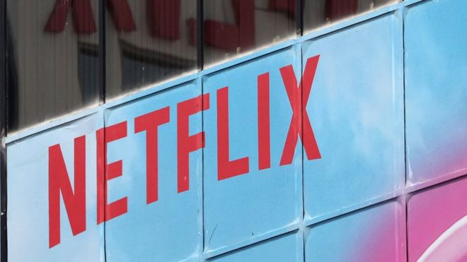 Логотип Netflix можно увидеть в их офисе в Голливуде, Лос-Анджелес, Калифорния, США.