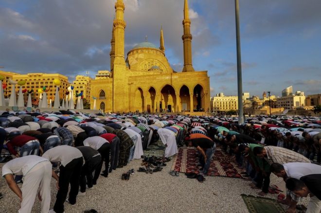 Мусульмане совершают молитву Ид аль-Фитр у мечети Аль-Амин в центре Бейрута, Ливан, 15 июня 2018 года