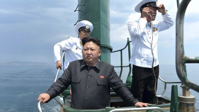 На этом фото файла изображен северокорейский лидер Ким Чен Ын на борту подводной лодки