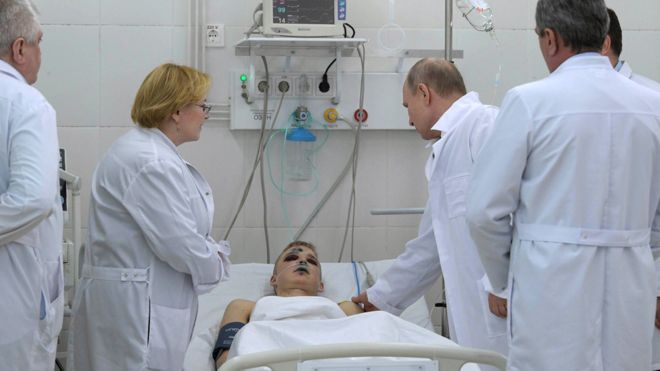 Президент Путин с выжившим в Кемеровской больнице, 27 марта 18
