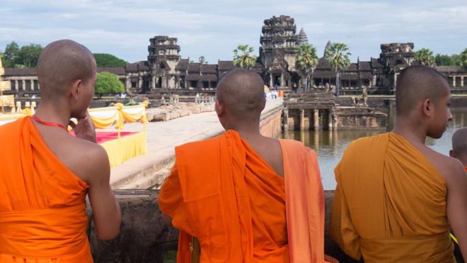 Буддийские монахи в Ангкор-Вате