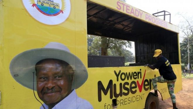 Женщина сходит с грузовика с фотографиями кандидата от Партии национального сопротивления (НДР) Йовери Мусевени в городе Масинди 23 января 2016 года в преддверии президентских выборов 18 февраля