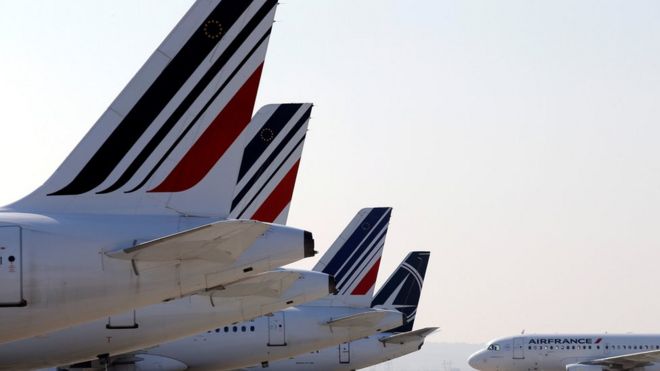 Самолеты Air France припаркованы на асфальте в парижском аэропорту имени Шарля де Голля, в Руасси, недалеко от Парижа - сентябрь 2014 г.