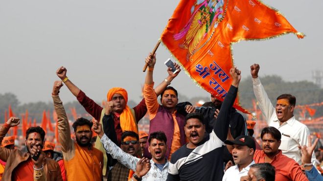 Сторонники индуистской националистической организации Вишва-индуист (VHP) выкрикивают религиозные лозунги